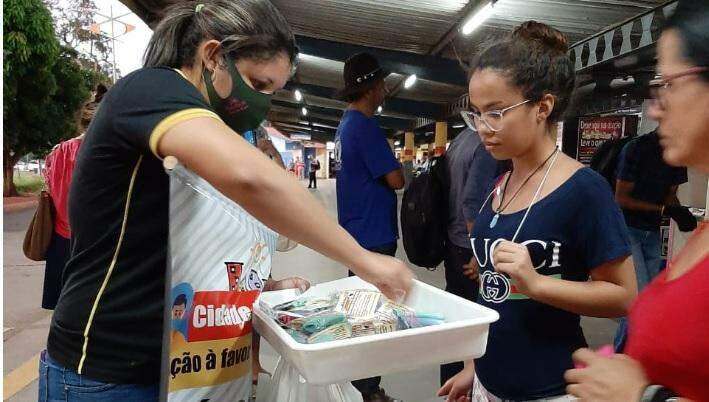 Associação Cidade dos Meninos faz doação de máscaras no Terminal Nova Bahia