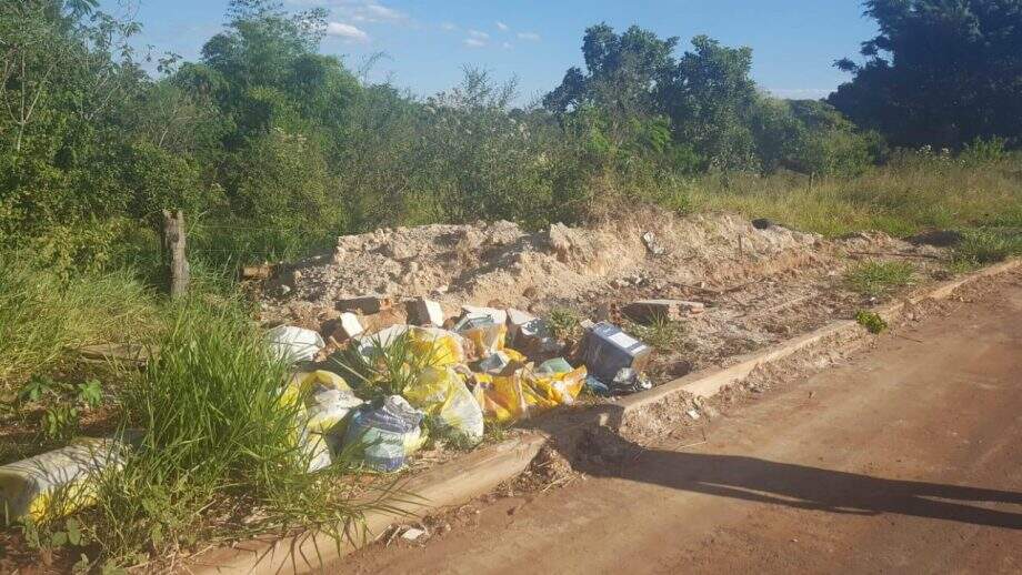 Polícia encontra rodas e pneus retirados de carro de taxista morto por trio em Campo Grande