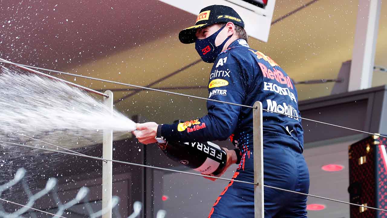 Verstappen aproveita ausência de Leclerc no grid, ganha GP de Mônaco e lidera F1