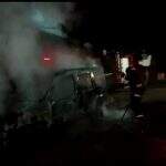 VÍDEO: Veículo pega fogo, mobiliza bombeiros e dono não sabe explicar início de chamas