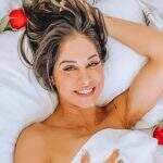 Mayra Cardi tem encontro com flores na cama e fãs suspeitam de volta com Arthur