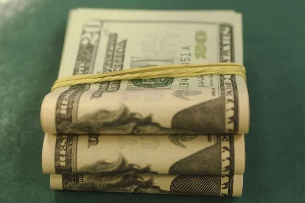 Dólar encosta em R$ 4,26 e fecha no maior nível desde criação do real