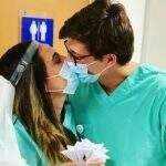 Covid-19 : após cerimônia adiada, médicos se casam em hospital.