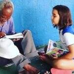 Menina de 9 anos ensina vendedor de picolé de 68 a ler e escrever.