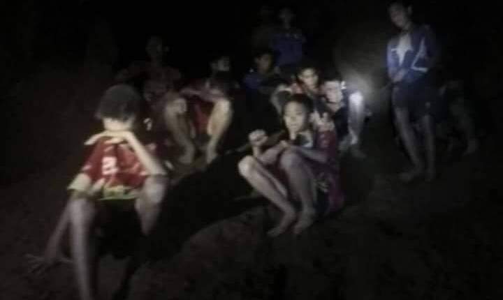 Garotos resgatados de caverna da Tailândia terão alta na próxima semana