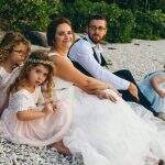 Pais sofrem duras críticas após deixarem filho usar vestido em casamento