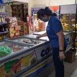 Fiscalização autua mercearia que deixava alimentos congelados no chão na Vila Piratininga