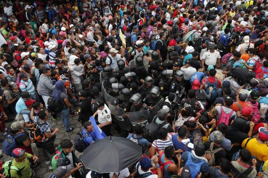 Caravana de imigrantes entra em confronto com polícia no México