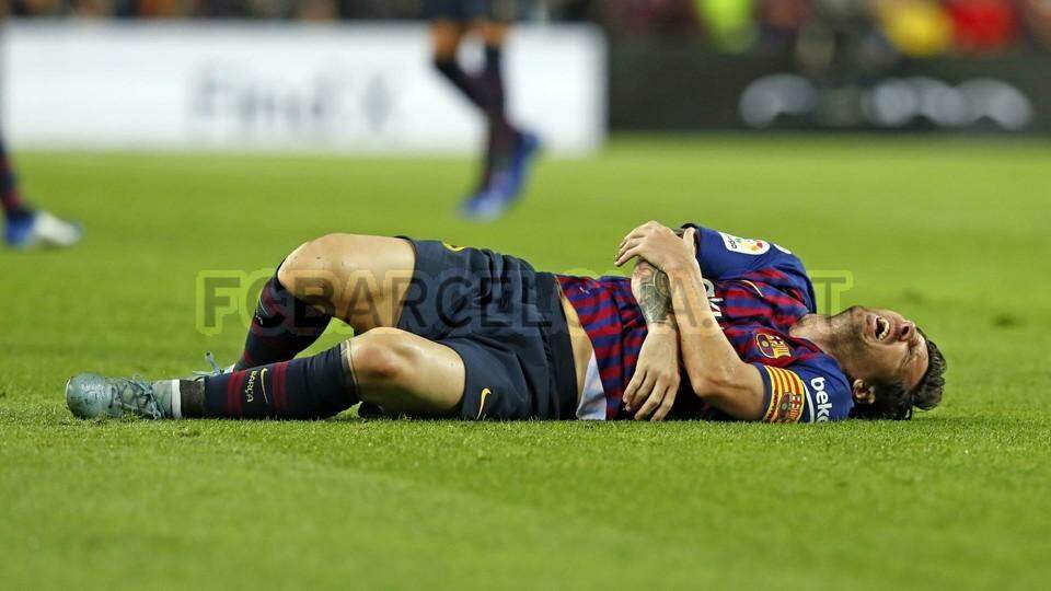 Messi sofre fratura no braço, para por 3 semanas e não joga o clássico contra o Real Madrid