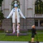 ‘Medics To The World’, escultura em homenagem aos profissionais de saúde.