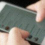 Esposa acorda homem a tapas após flagrar mensagens no celular