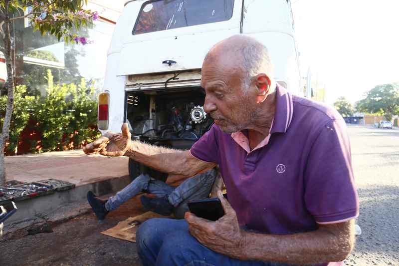 ‘Quero viver e não apenas estar vivo’: Dirceu viaja pelo país aos 74 anos e estaciona Kombi em Campo Grande