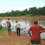Cheio de entulhos e galhos, Rio Miranda assusta moradores e bloqueia fluxo fluvial