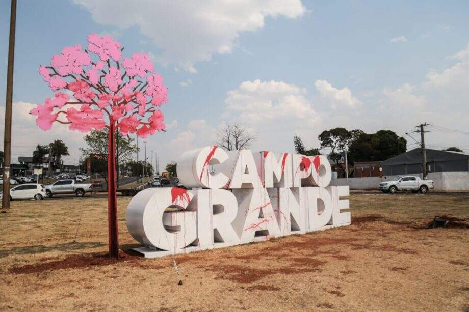 Painel e monumento em rotatória são vandalizados com pichação em Campo Grande