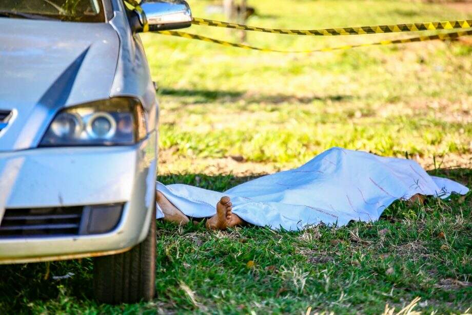 Corpo é encontrado ao lado de carro trancado em Campo Grande