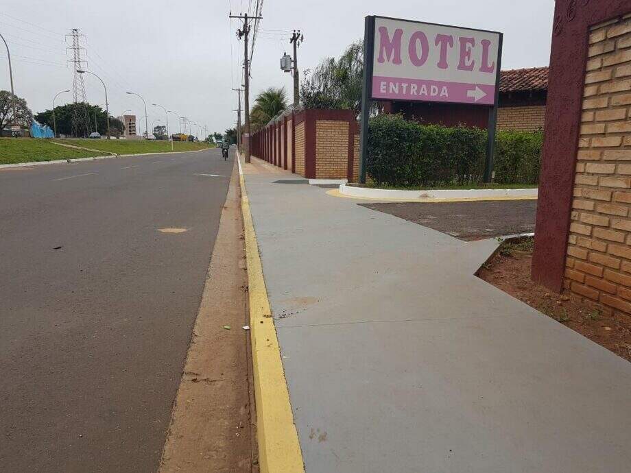 Jovem é encontrado ferido a tiros em frente a motel em Campo Grande