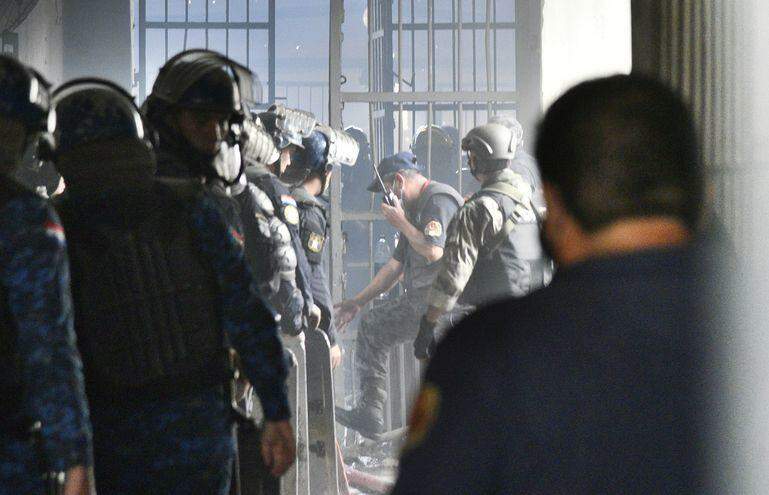Após transferência de membro do PCC, motim no Paraguai termina com três decapitados
