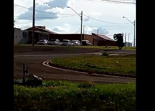 VíDEO: motoqueiros fazem manobras proibidas em Campo Grande