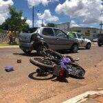 VÍDEO: Motociclista sem capacete bate em carro parado e é arremessado em calçada