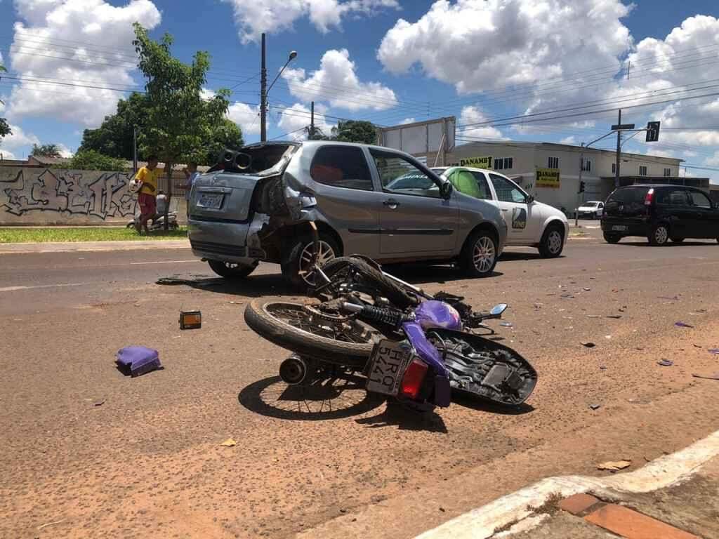 VÍDEO: Motociclista sem capacete bate em carro parado e é arremessado em calçada