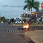 Depois de colisão com carreta, moto pega fogo e fica destruída em MS