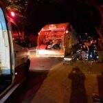 Motociclista fica gravemente ferido ao colidir em caminhão de lixo