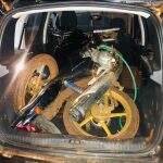 Tudo errado: Adolescente é detido transportando moto furtada dentro de carro roubado