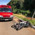 Motociclista bate em poste depois de ser ‘fechado’ por caminhoneiro que foge sem prestar socorro