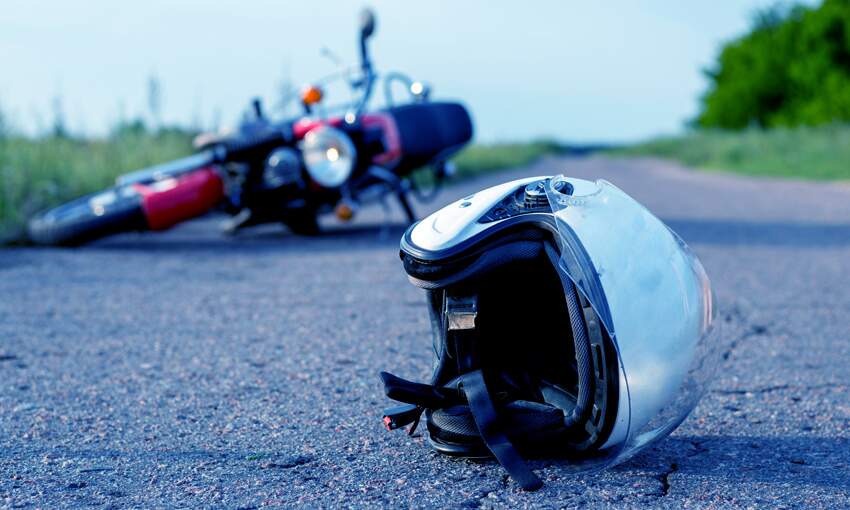 Motociclista de 20 anos morre após colidir contra caminhão em rotatória da MS-164