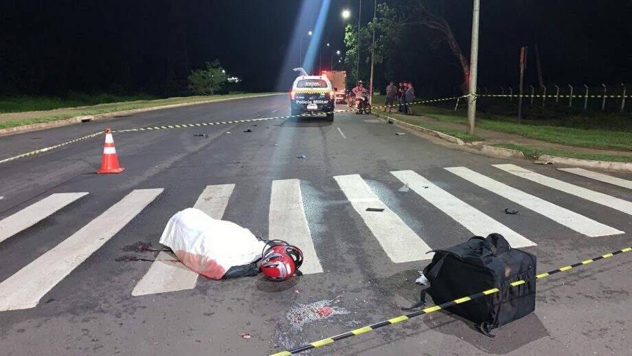 Motoentregador morre ao ser atingido por caminhão na Avenida Lúdio Martins Coelho