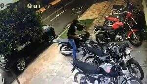 Ladrão agiu calmamente e saiu empurrando moto (Foto: Reprodução)