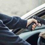 Bandido rouba carro de motorista de aplicativo em sinal fechado