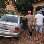 Em alta velocidade, motorista bate em árvore e depois derruba muro de casa