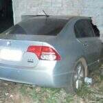 Motorista bêbado e com CNH vencida destrói Honda Civic ao bater em muro de casa