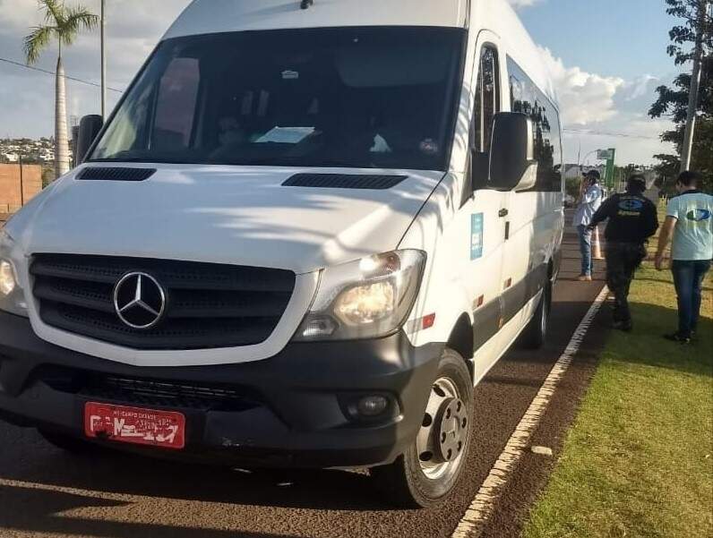 Motorista de van que transportava 17 passageiros é flagrado embriagado em Campo Grande