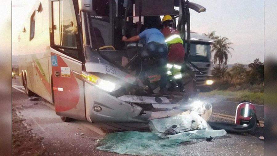 Motorista de ônibus fica preso nas ferragens após bater em traseira de caminhão em rodovia