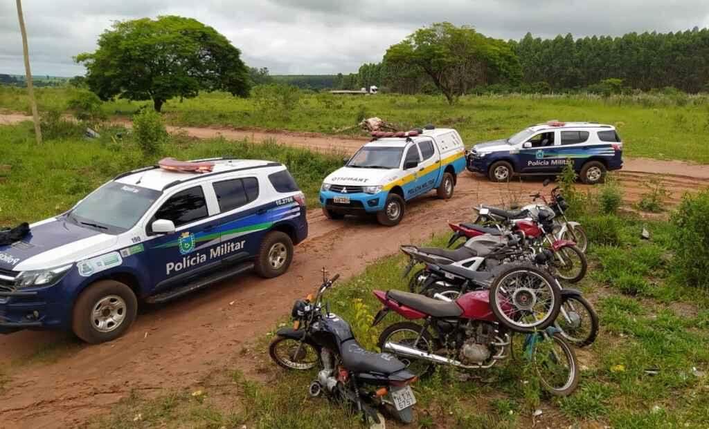 PM prende dois e descobre estacionamento clandestino com motos furtadas