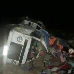Kombi capota várias vezes após motorista atropelar anta e seis ficam feridos
