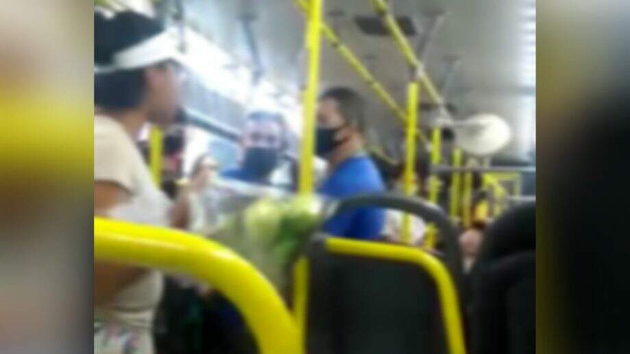 VÍDEO: 'Ponho se eu quiser', diz mulher ao causar confusão por ficar sem máscara em ônibus da Capital