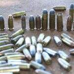 Durante operação, polícia encontra 45 frascos de pólvora, munições além de R$ 12 mil em cofre