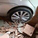 Bom de mira: motorista bêbado derruba muro de batalhão da PM com carro