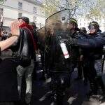 França: polícia usa gás lacrimogêneo para dispersar multidão em protesto em Paris
