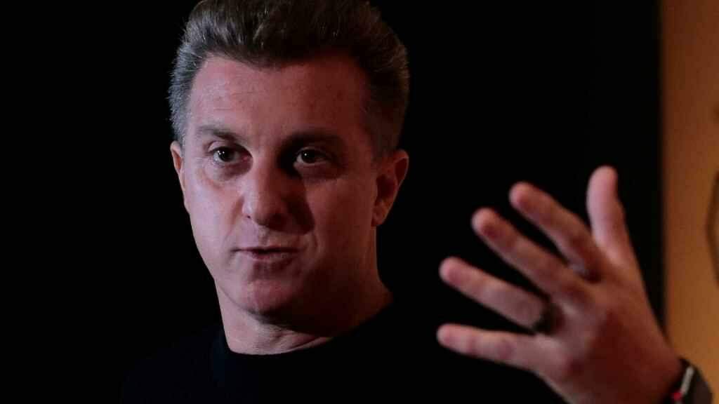 Luciano Huck desmente que emprestou avião para Lula