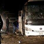 Bomba mata turistas em ônibus perto de pirâmides do Egito