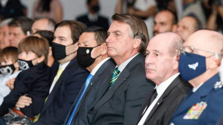 Bolsonaro participa de workshop sobre caça Gripen ao lado de ministros e de Maia