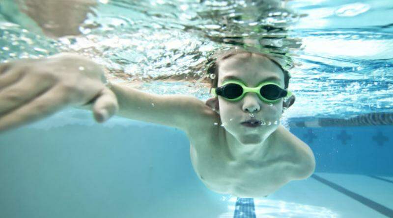 Aulas de natação para crianças e jovens serão ofertadas no Sesc Camillo Boni