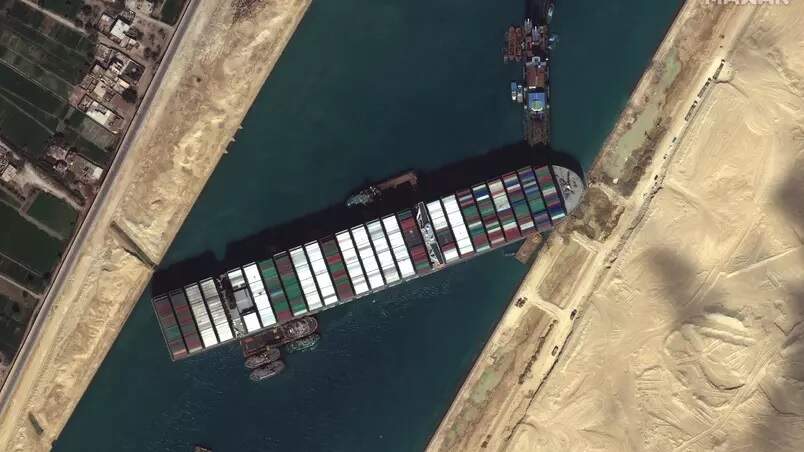 Navio que encalhou no Canal de Suez está parado novamente, mas por outro motivo
