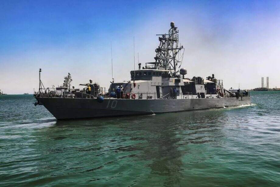 Marinha dos EUA realiza disparos após navios do Irã se aproximarem de patrulha