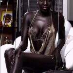 Nyakim Gatwech , a modelo sudanesa com a pele mais escura do mundo.