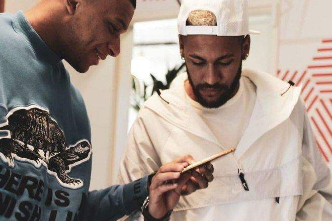 Neymar usa celular de ouro avaliado em mais de R$ 21 mil